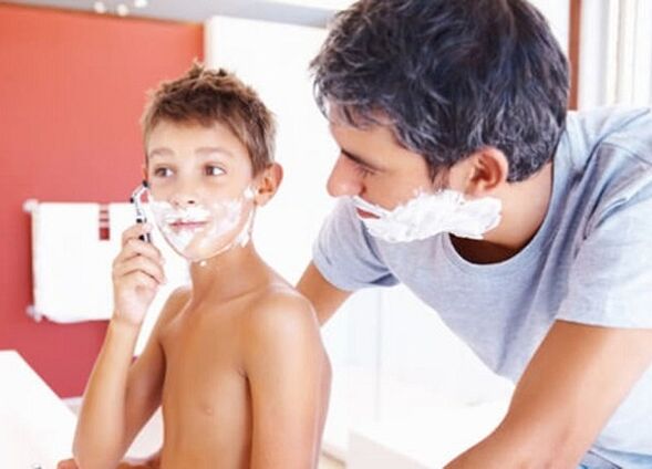 Vater bringt dem Kind bei, sich zu rasieren und den Penis zu vergrößern