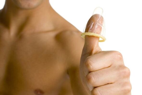 das Kondom am Finger symbolisiert die Penisvergrößerung des Teenagers