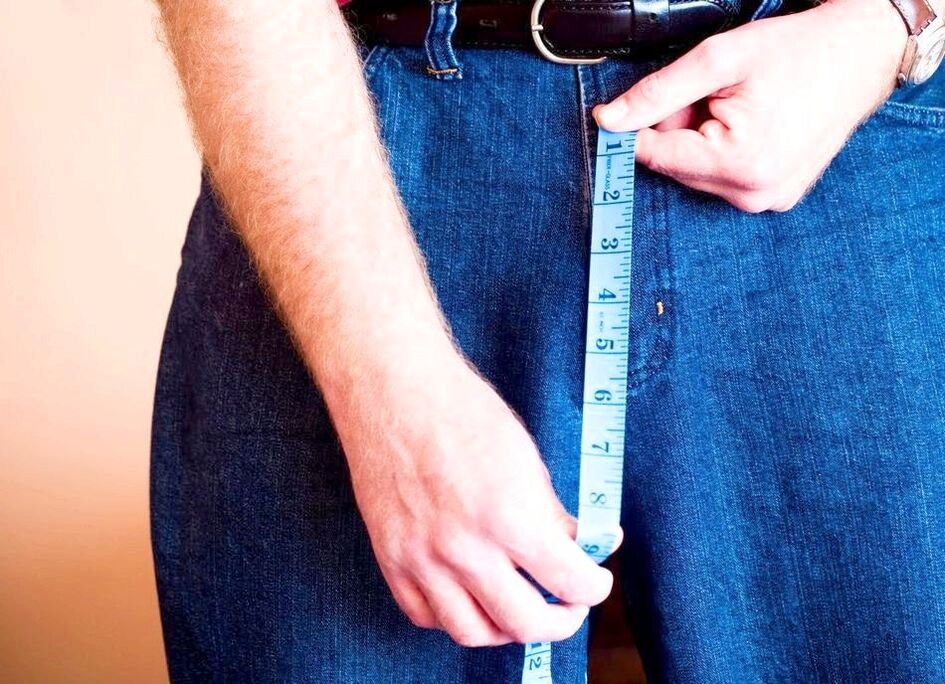 Mann misst Penis nach Vergrößerung